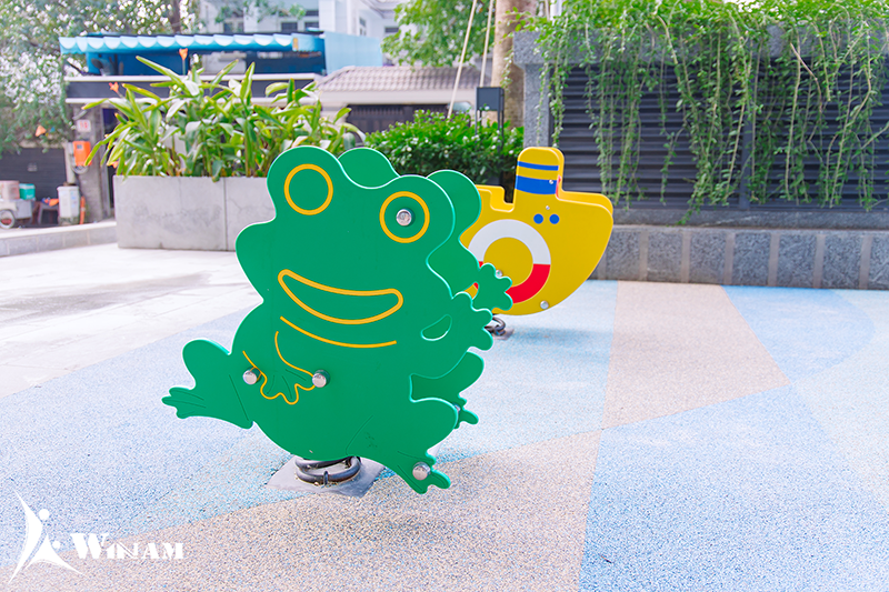 Th&uacute; nh&uacute;n l&ograve; xo ngo&agrave;i trời l&agrave; thiết bị kh&ocirc;ng thể thiếu trong s&acirc;n chơi trẻ em